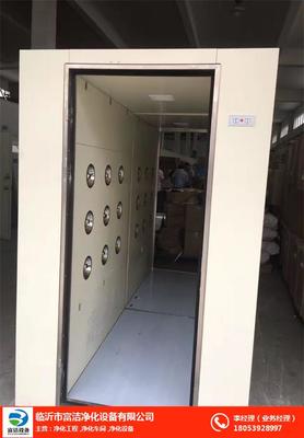 三吹風淋室在凈化工程中的關(guān)鍵作用及富潔凈化解決方案